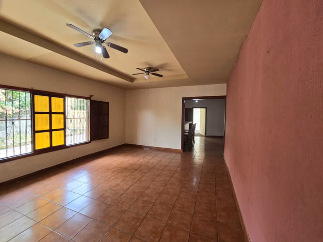 Casa en Venta en Diriomo, Granada de 4 Habitaciones, parcialmente renovada - Imagen 12
