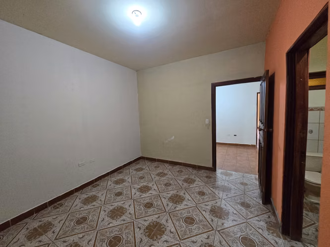 Casa en Venta en Diriomo, Granada de 4 Habitaciones, parcialmente renovada - Imagen 16