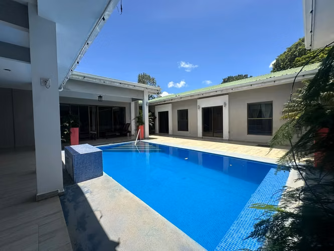 Beautiful and modern house with pool for sale in Diriamba, Carazo