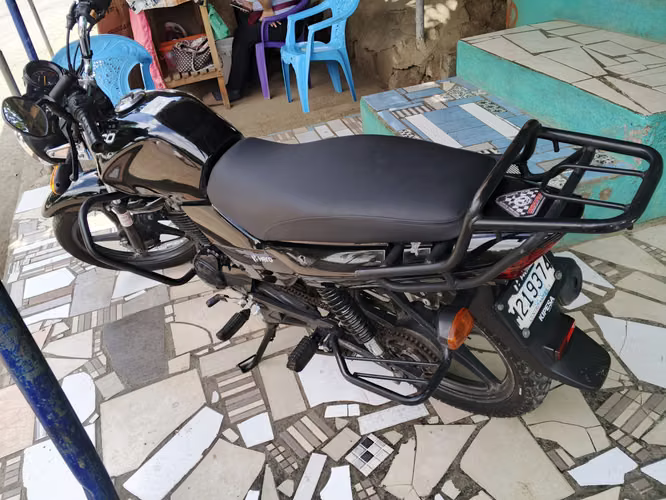 Vendo motocicleta HERO ECO 150 año 2023 muy bien cuidada  - Imagen 4