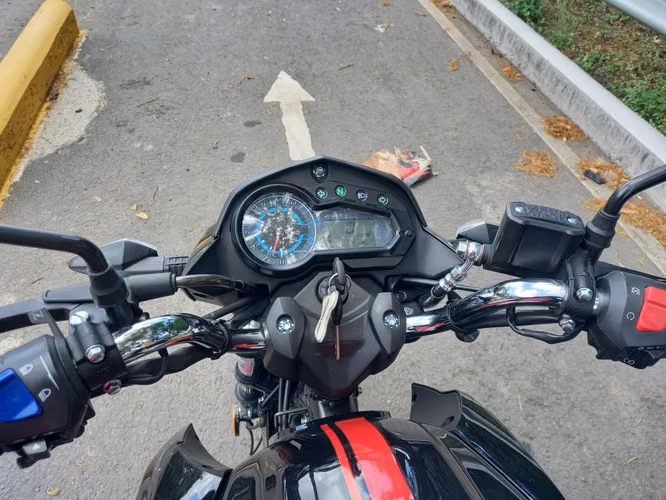 Vendo linda moto génesis cr1s200