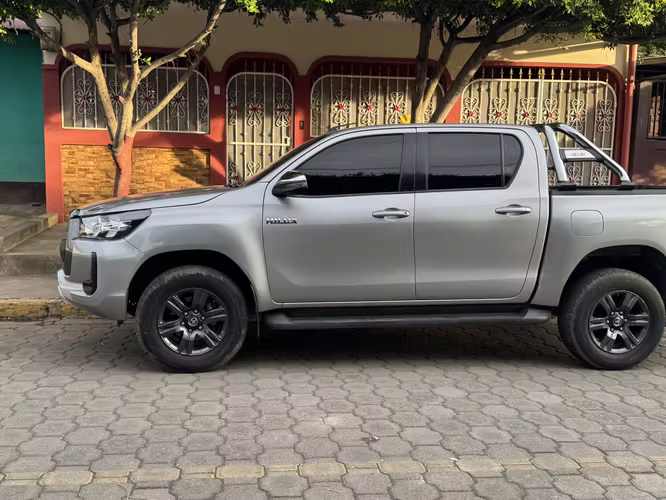 Se vende Hilux 2023 - Imagen 4