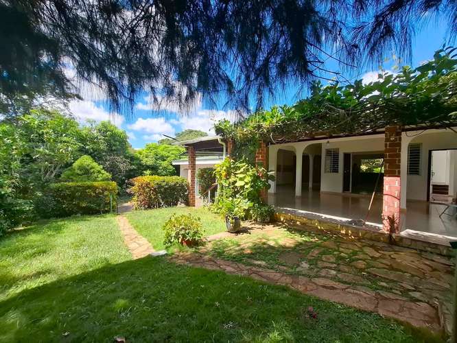   Venta, casa con amplio terreno en Carretera Sur  