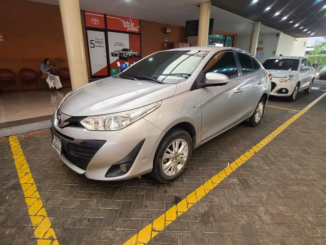 Toyota Yaris ,único dueño , full extra  - Imagen 3