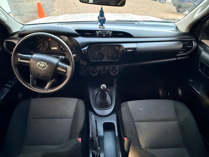 TOYOTA HILUX 4x2 AÑO 2024 - Imagen 5