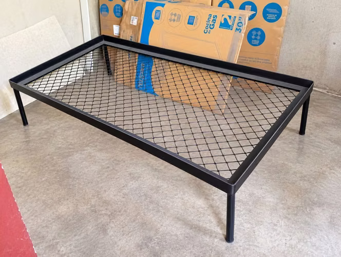 Resistant metal base for single-person bed