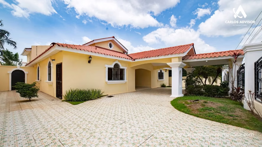Casa Elegante En Las Cumbres, Managua
