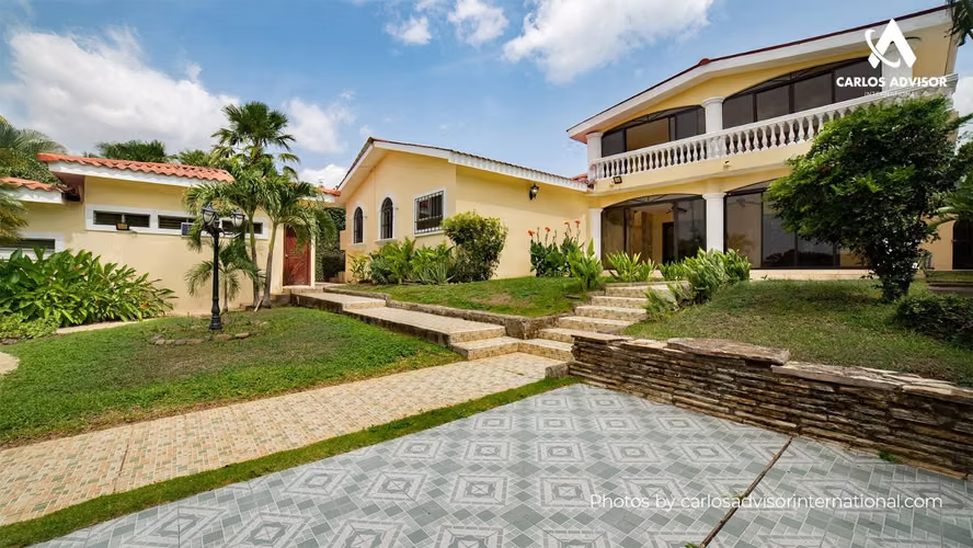 Casa Elegante En Las Cumbres, Managua