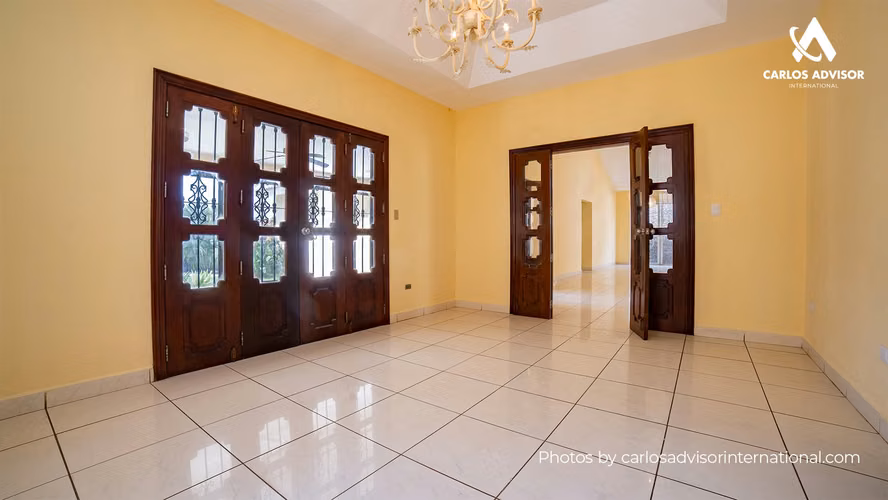 Casa Elegante En Las Cumbres, Managua