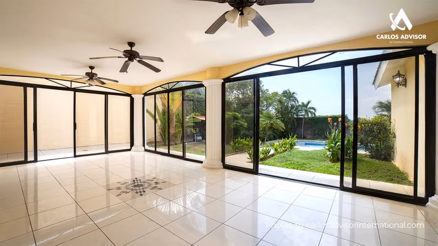 Casa Elegante En Las Cumbres, Managua