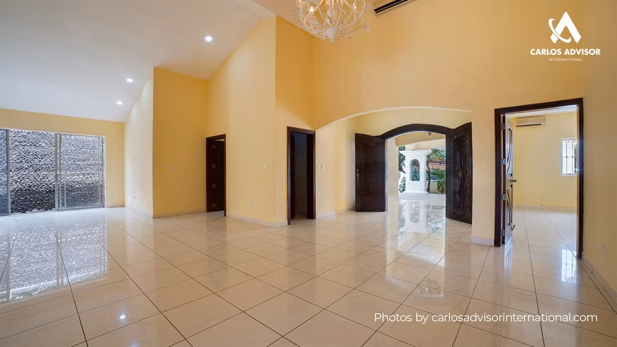 Casa Elegante En Las Cumbres, Managua