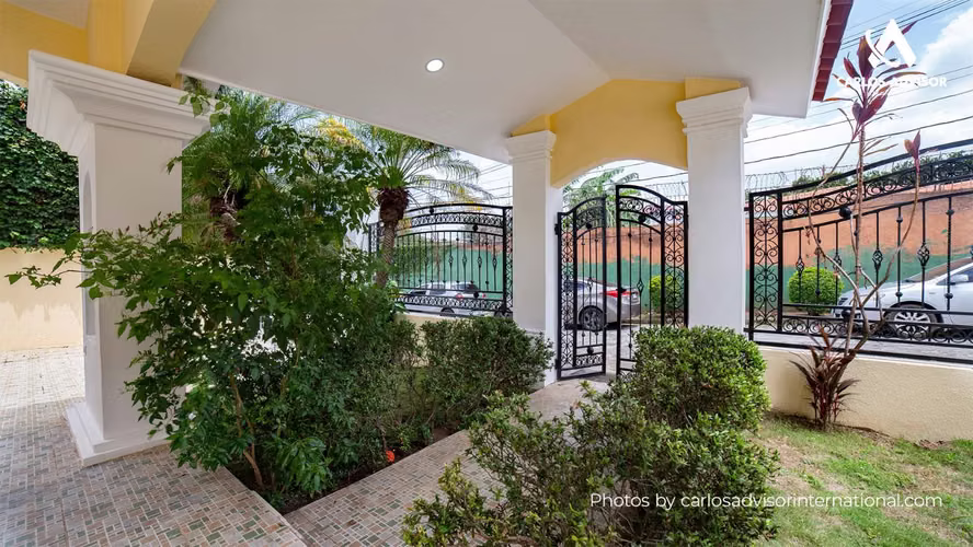 Casa Elegante En Las Cumbres, Managua
