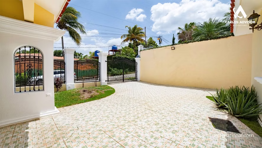 Casa Elegante En Las Cumbres, Managua