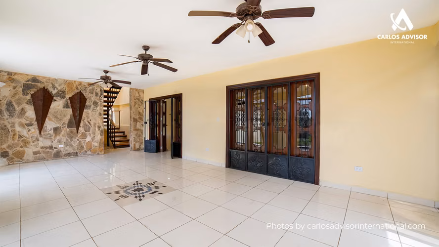 Casa Elegante En Las Cumbres, Managua