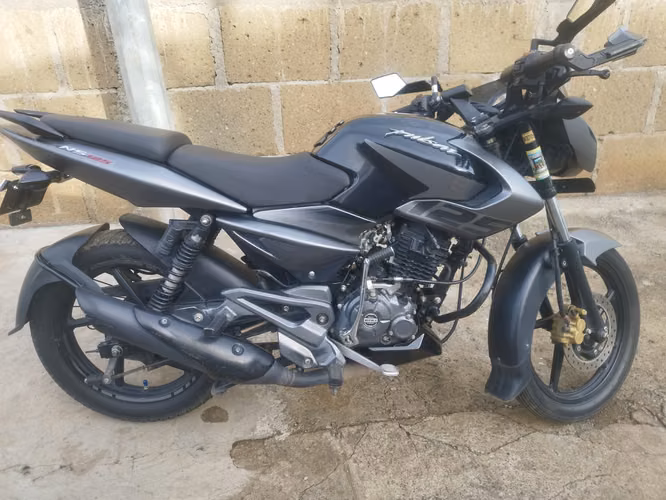 Vendo linda moto bajaj pulsar 125 ns año 2022