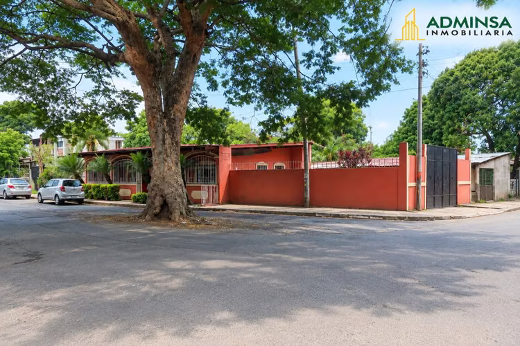 Hermosa y amplia casa esquinera en venta! - Imagen 7