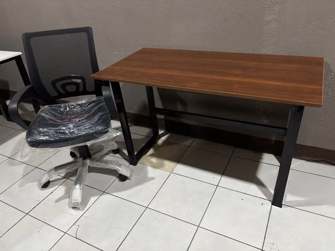 Combo escritorio sencillo + silla de oficina 