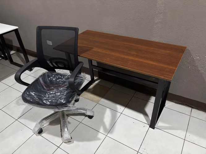 Combo escritorio sencillo + silla de oficina 