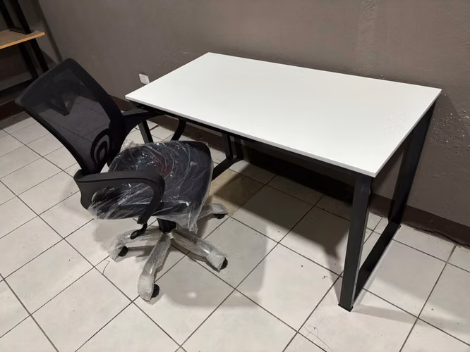 Combo escritorio sencillo + silla de oficina 