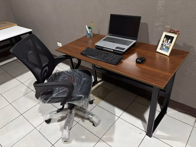 Combo escritorio sencillo + silla de oficina 