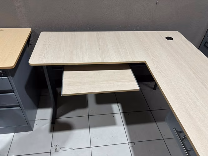Escritorio en L de 1 gaveta, con soporte para teclado y pasa cable