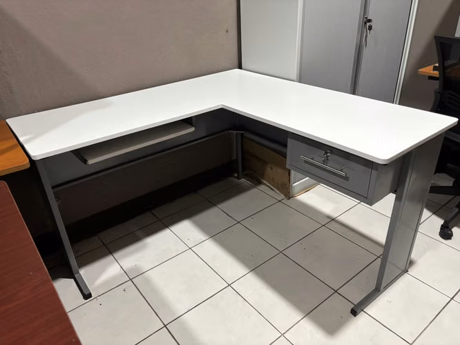 Escritorio en L de 1 gaveta, con soporte para teclado y pasa cable