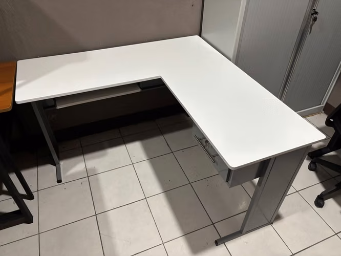 Escritorio en L de 1 gaveta, con soporte para teclado y pasa cable