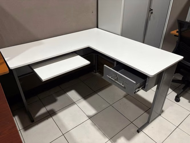 Escritorio en L de 1 gaveta, con soporte para teclado y pasa cable