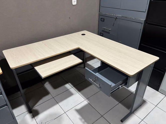 Escritorio en L de 1 gaveta, con soporte para teclado y pasa cable