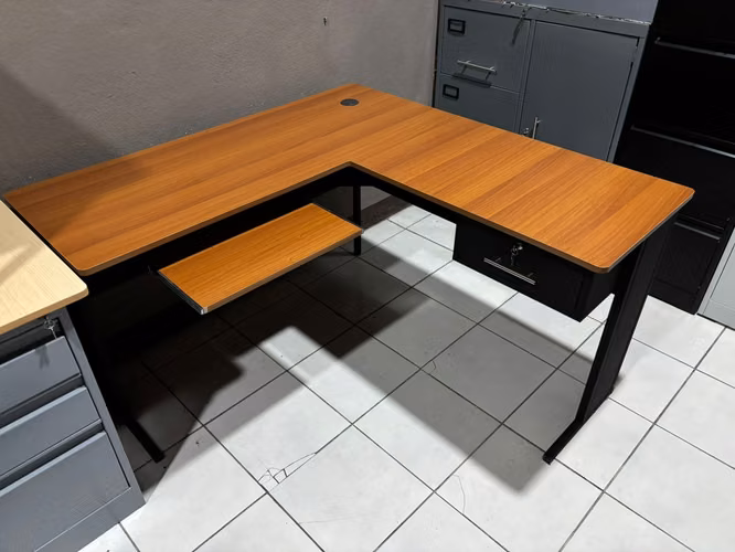 Escritorio en L de 1 gaveta, con soporte para teclado y pasa cable