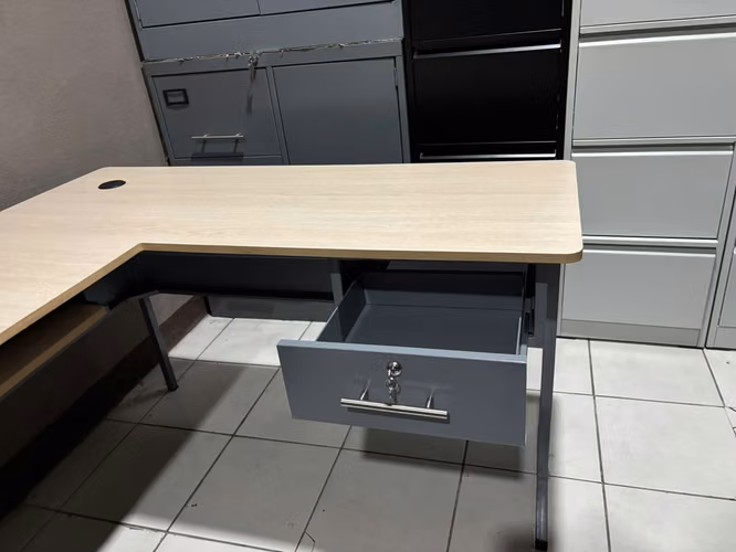 Escritorio en L de 1 gaveta, con soporte para teclado y pasa cable