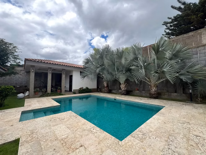Residencia amueblada de 5 habitaciones con piscina en Lomas de Santa Lucía | Santo Domingo  - Imagen 2