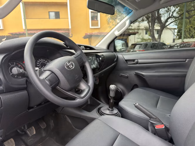Toyota Hilux de una cabina   ENTREGA INMEDIATA  Año 2027  Mecánica 4x4  Motor 2.4 cc  Precio U$ 37,500 Prima U$ 7,500 
