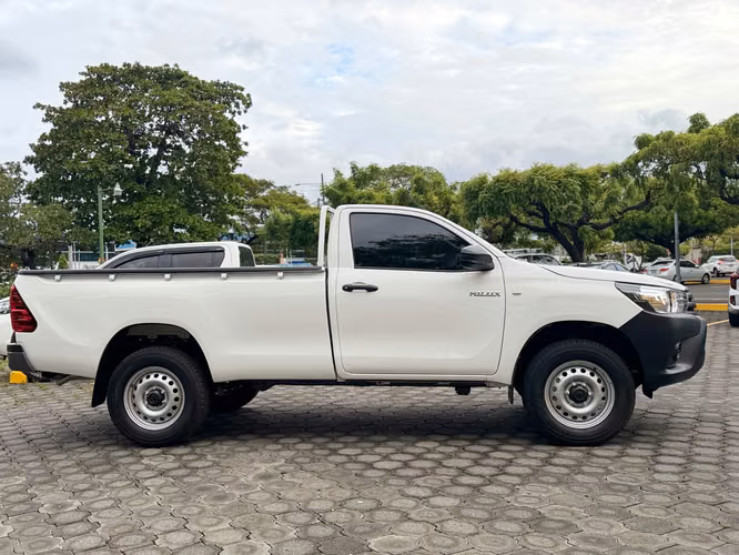 Toyota Hilux de una cabina   ENTREGA INMEDIATA  Año 2027  Mecánica 4x4  Motor 2.4 cc  Precio U$ 37,500 Prima U$ 7,500 