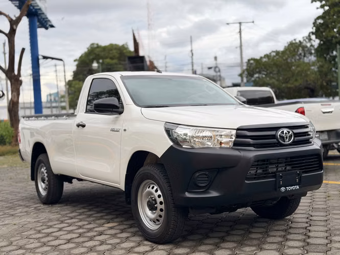 Toyota Hilux de una cabina   ENTREGA INMEDIATA  Año 2027  Mecánica 4x4  Motor 2.4 cc  Precio U$ 37,500 Prima U$ 7,500 