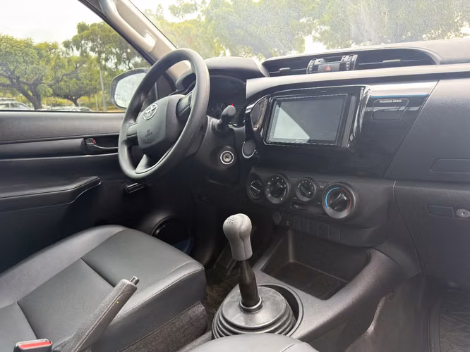 Toyota Hilux de una cabina   ENTREGA INMEDIATA  Año 2027  Mecánica 4x4  Motor 2.4 cc  Precio U$ 37,500 Prima U$ 7,500 