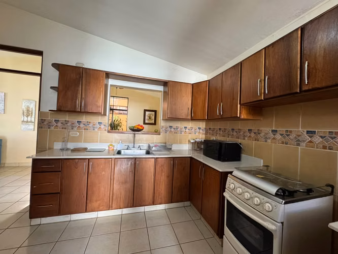 Casa en renta en Managua, 3 habitaciones y amplio patio, desde US$900 - Imagen 4