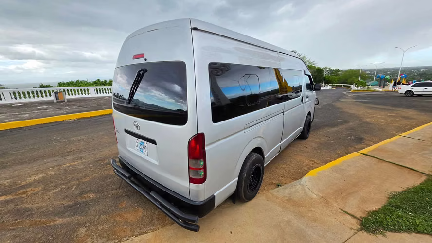 PRECIOSO TOYOTA HIACE 2015 - Imagen 3