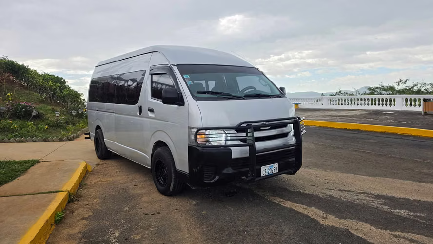 PRECIOSO TOYOTA HIACE 2015 - Imagen 2