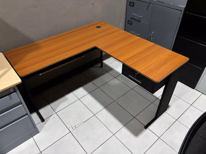 Escritorio en L con 1 gaveta y porta teclado 