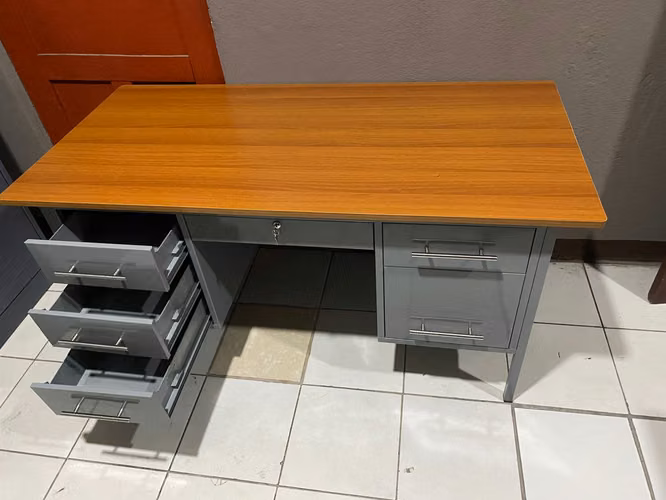 Escritorio ejecutivo de 6 gavetas 