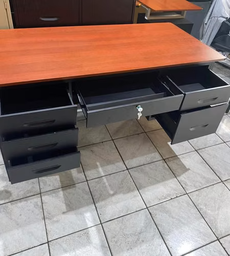 Escritorio ejecutivo de 6 gavetas 