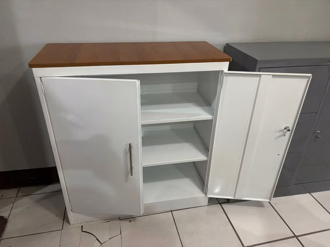 Armario de medio cuerpo metálico con encimera de melamina resistente a la humedad.
