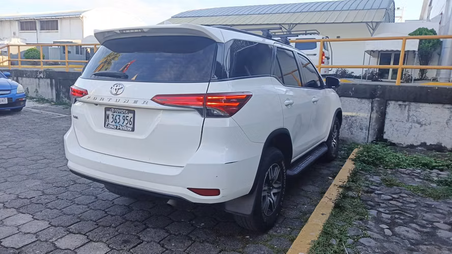 Rento vehiculos sedanes, pick up y suv manuales y automaticos 