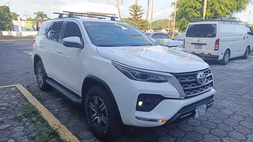 Rento vehiculos sedanes, pick up y suv manuales y automaticos 