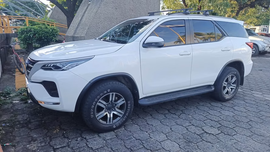 Rento vehiculos sedanes, pick up y suv manuales y automaticos 