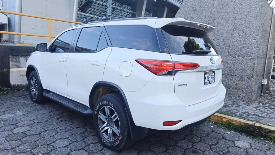 Rento vehiculos sedanes, pick up y suv manuales y automaticos 
