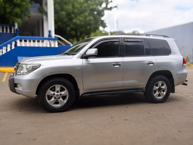 VENDO CAMIONETA TOYOTA LAND CRUISER 2012  ¡UNICO DUEÑO! 