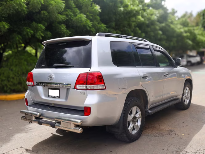 VENDO CAMIONETA TOYOTA LAND CRUISER 2012  ¡UNICO DUEÑO! 