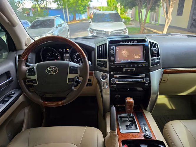 Toyota land cruiser único dueño bien cuidada  - Imagen 6